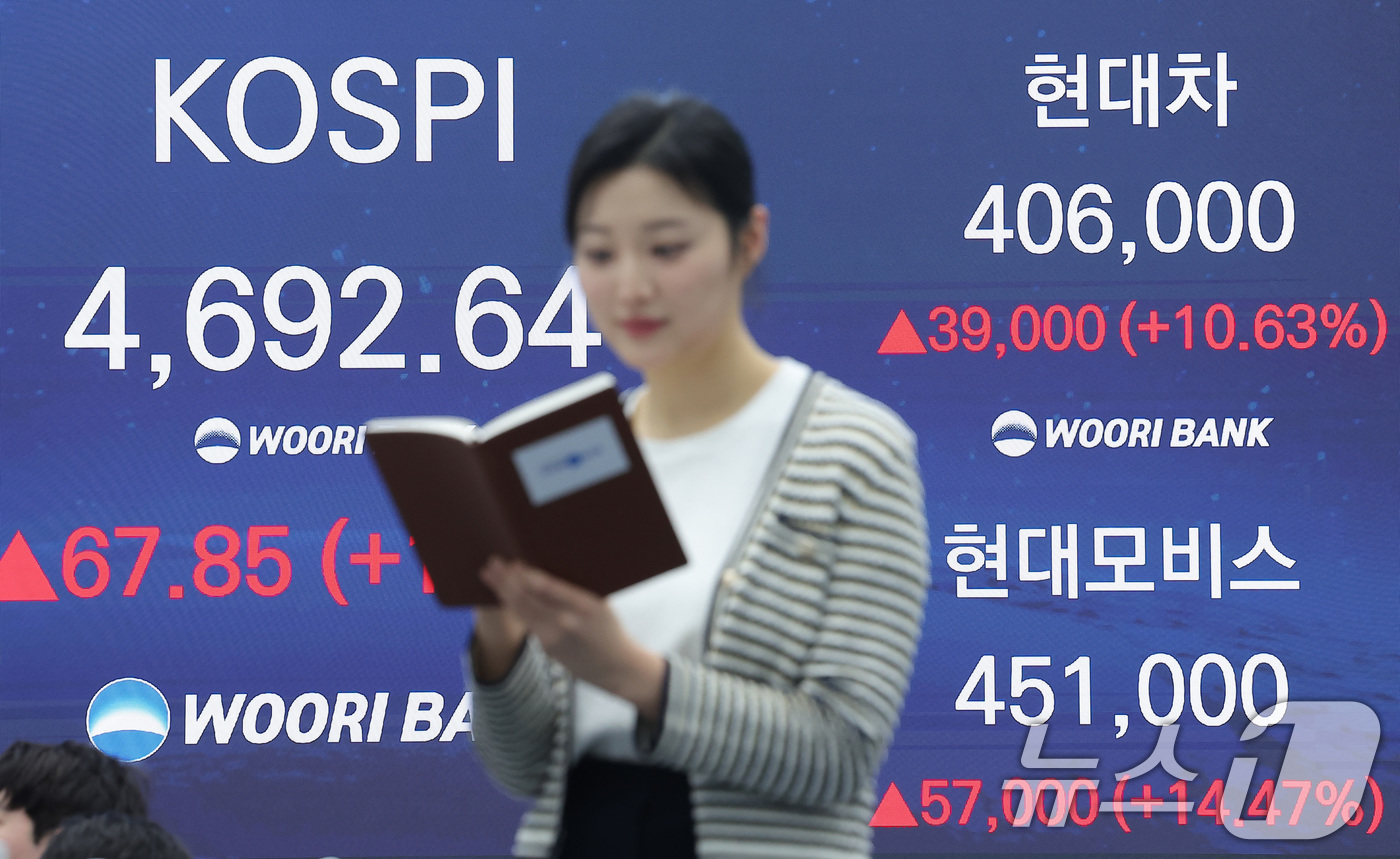 (서울=뉴스1) 김성진 기자 = 13일 오후 서울 중구 우리은행 본점 딜링룸 전광판에 증시 표시가 나오고 있다.이날 코스피 지수는 전거래일 대비 67.85(1.47%) 포인트 상승 …