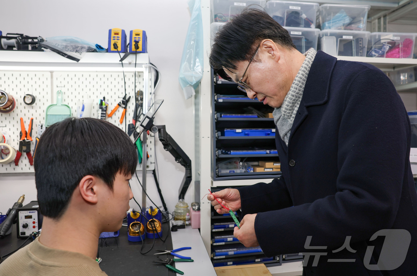 (서울=뉴스1) = 김정관 산업통상부 장관이 13일 오후 경기 안산시 한양대 ERIC캠퍼스 창업보육센터에 소재한 에이로봇을 방문해 휴머노이드 로봇 개발 과정을 둘러보고 있다. (산 …