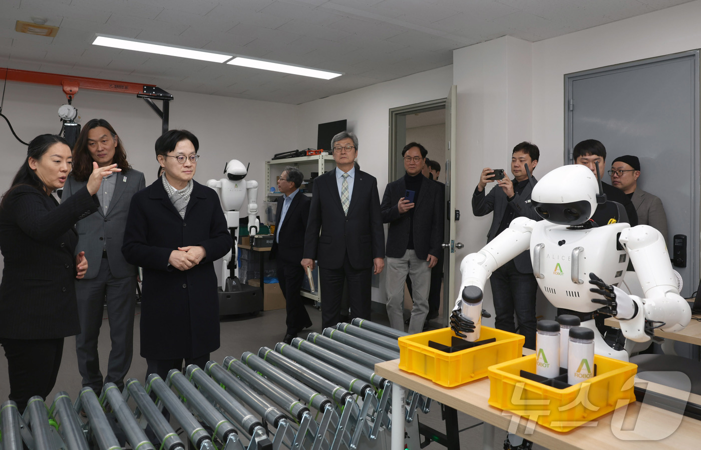 (서울=뉴스1) = 김정관 산업통상부 장관이 13일 오후 경기 안산시 한양대 ERIC캠퍼스 창업보육센터에 소재한 에이로봇을 방문해 휴머노이드 로봇 개발 과정을 둘러보고 있다. (산 …