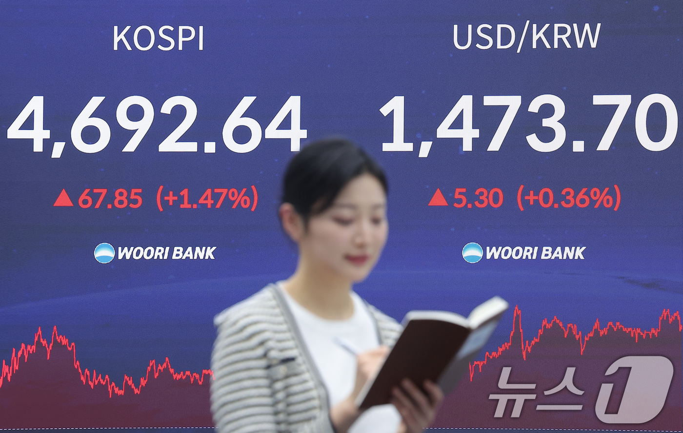 (서울=뉴스1) 김성진 기자 = 13일 오후 서울 중구 우리은행 본점 딜링룸 전광판에 증시 표시가 나오고 있다.이날 코스피 지수는 전거래일 대비 67.85(1.47%) 포인트 상승 …