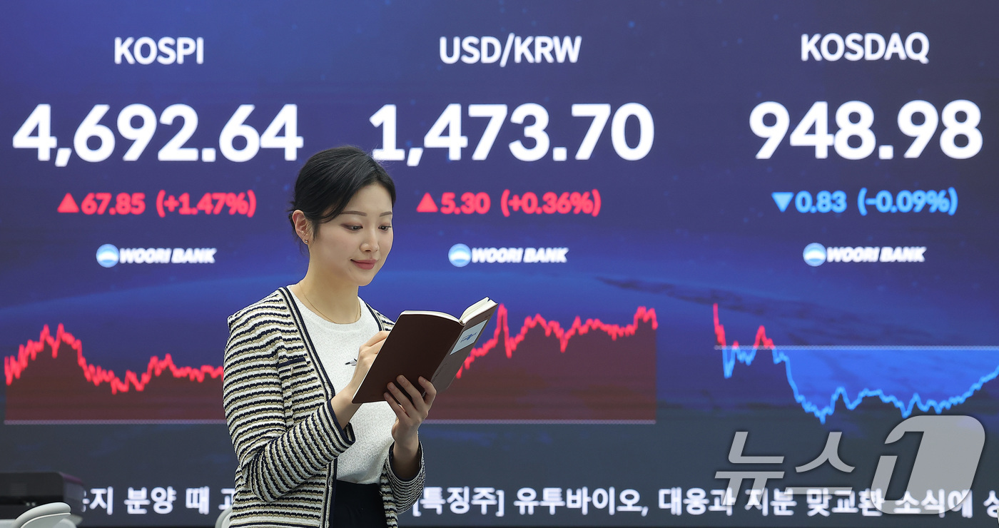 (서울=뉴스1) 김성진 기자 = 13일 오후 서울 중구 우리은행 본점 딜링룸 전광판에 증시 표시가 나오고 있다.이날 코스피 지수는 전거래일 대비 67.85(1.47%) 포인트 상승 …