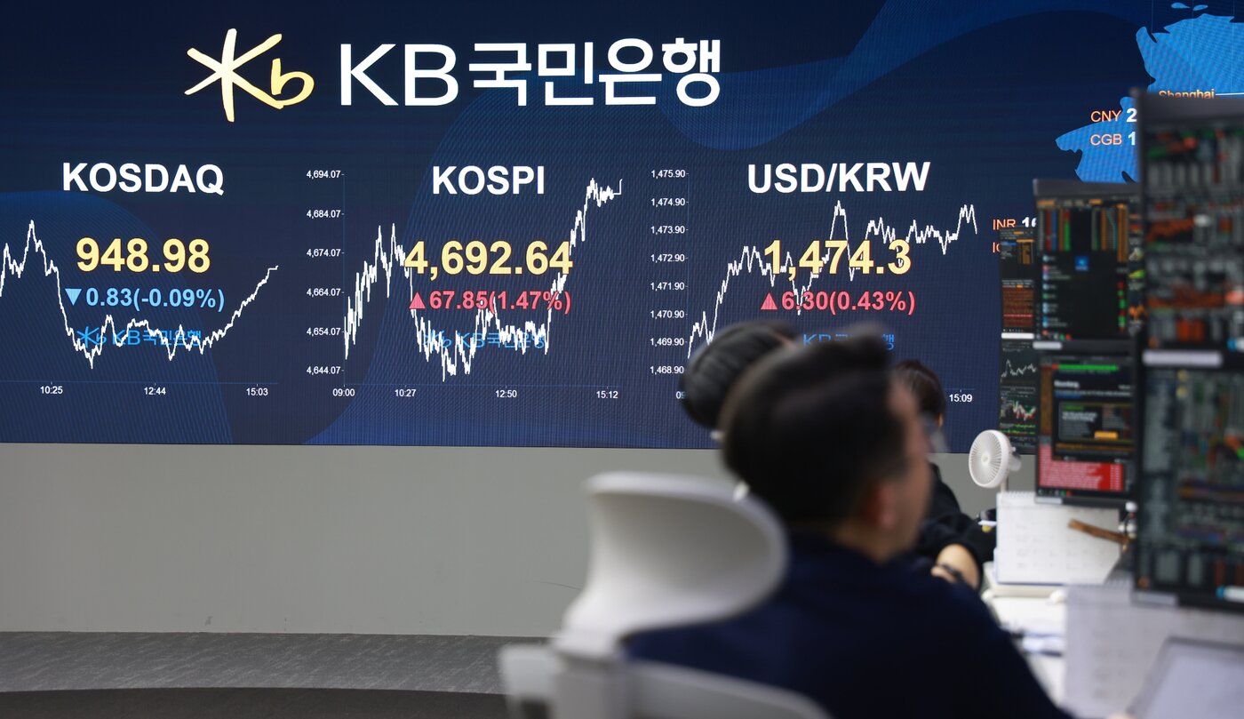 본문 이미지 -   13일 오후 서울 영등포구 KB국민은행 본점 딜링룸 전광판에 증시 표시가 나오고 있다. (KB국민은행 제공)