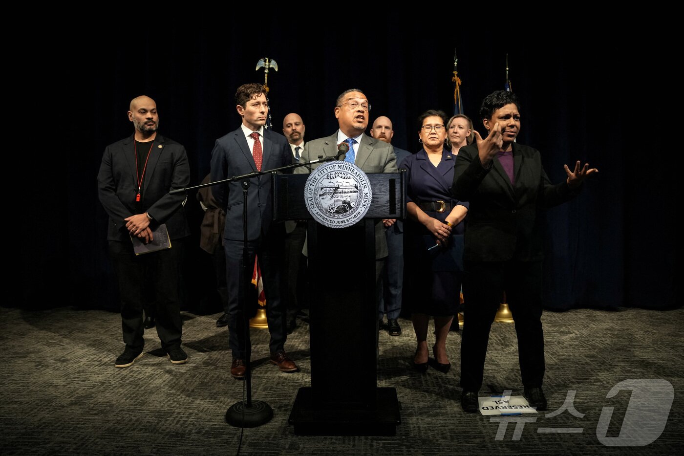 본문 이미지 - 미네소타주, 미니애폴리스, 세인트폴이 미 연방법원에 "미네소타주 국토안보부(DHS) 요원들의 전례 없는 급증을 끝내고 이를 위헌·불법으로 선언할 것"을 요구하는 소송을 제기한 12일(현지시간) 키스 엘리슨 미네소타주 법무장관이 기자회견에서 발언하고 있다. 제이콥 프레이 미니애폴리스 시장(왼쪽에서 두 번째)이 그의 오른편에 서 있다. 2026.01.12. ⓒ 로이터=뉴스1 ⓒ News1 이정환 기자