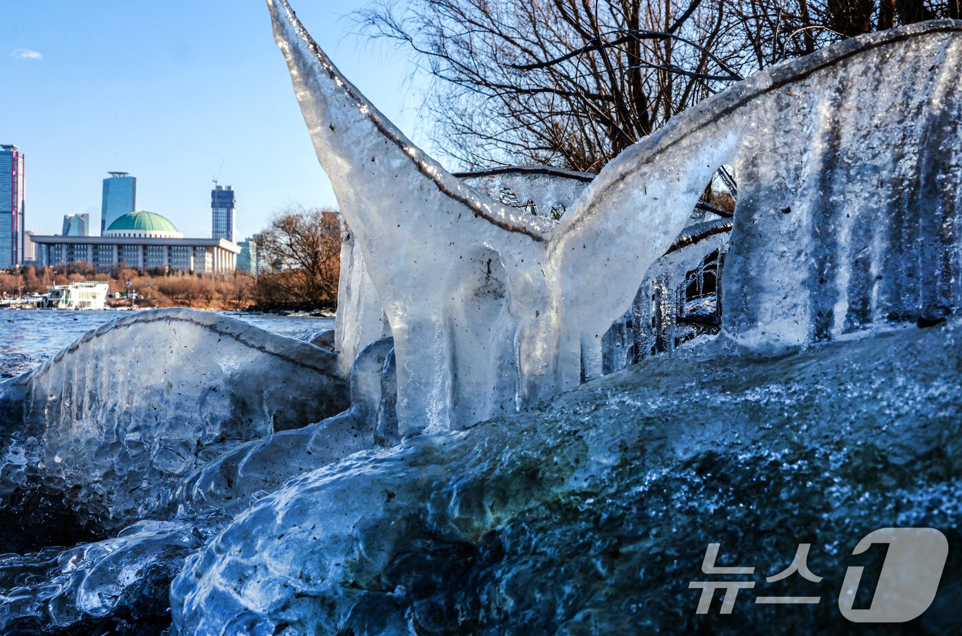 본문 이미지 - 한낮에도 영하권 추위가 이어진 지난 13일 오후 서울 영등포구 여의도 인근 한강에 고드름이 얼어있다. 2026.1.13/뉴스1 ⓒ News1 이호윤 기자