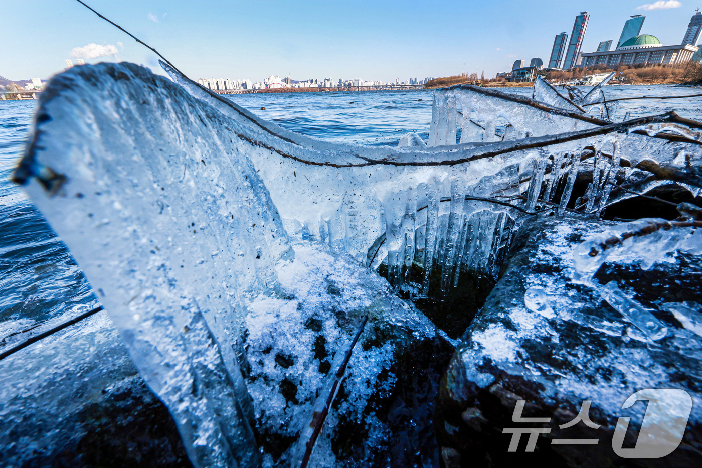(서울=뉴스1) 이호윤 기자 = 한낮에도 영하권 추위가 이어진 13일 오후 서울 영등포구 여의도 인근 한강에 고드름이 얼어있다. 2026.1.13/뉴스1
