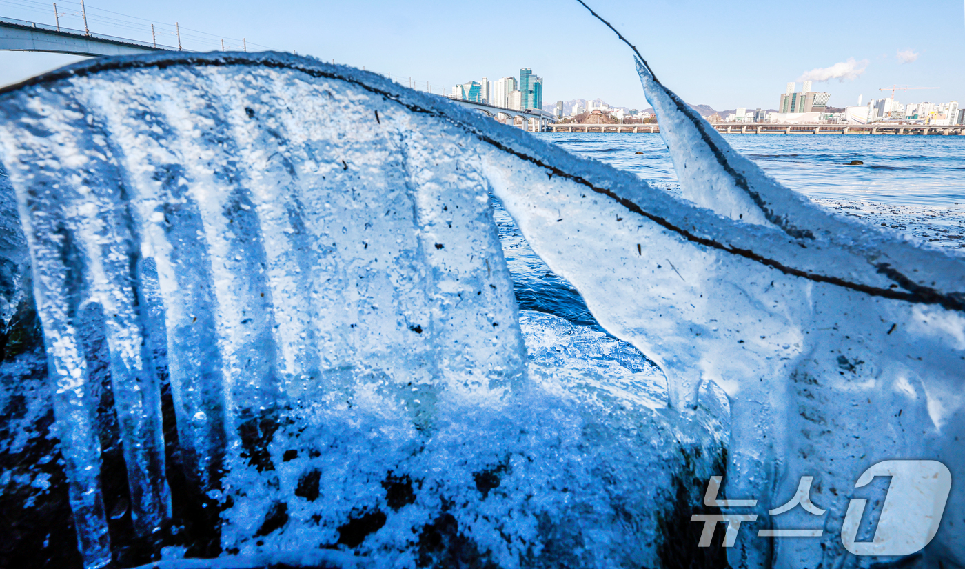 (서울=뉴스1) 이호윤 기자 = 한낮에도 영하권 추위가 이어진 13일 오후 서울 영등포구 여의도 인근 한강에 고드름이 얼어있다. 2026.1.13/뉴스1