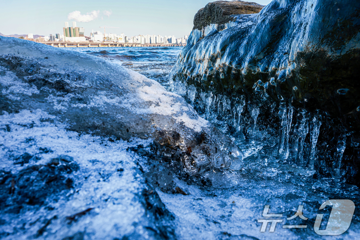 (서울=뉴스1) 이호윤 기자 = 한낮에도 영하권 추위가 이어진 13일 오후 서울 영등포구 여의도 인근 한강에 고드름이 얼어있다. 2026.1.13/뉴스1