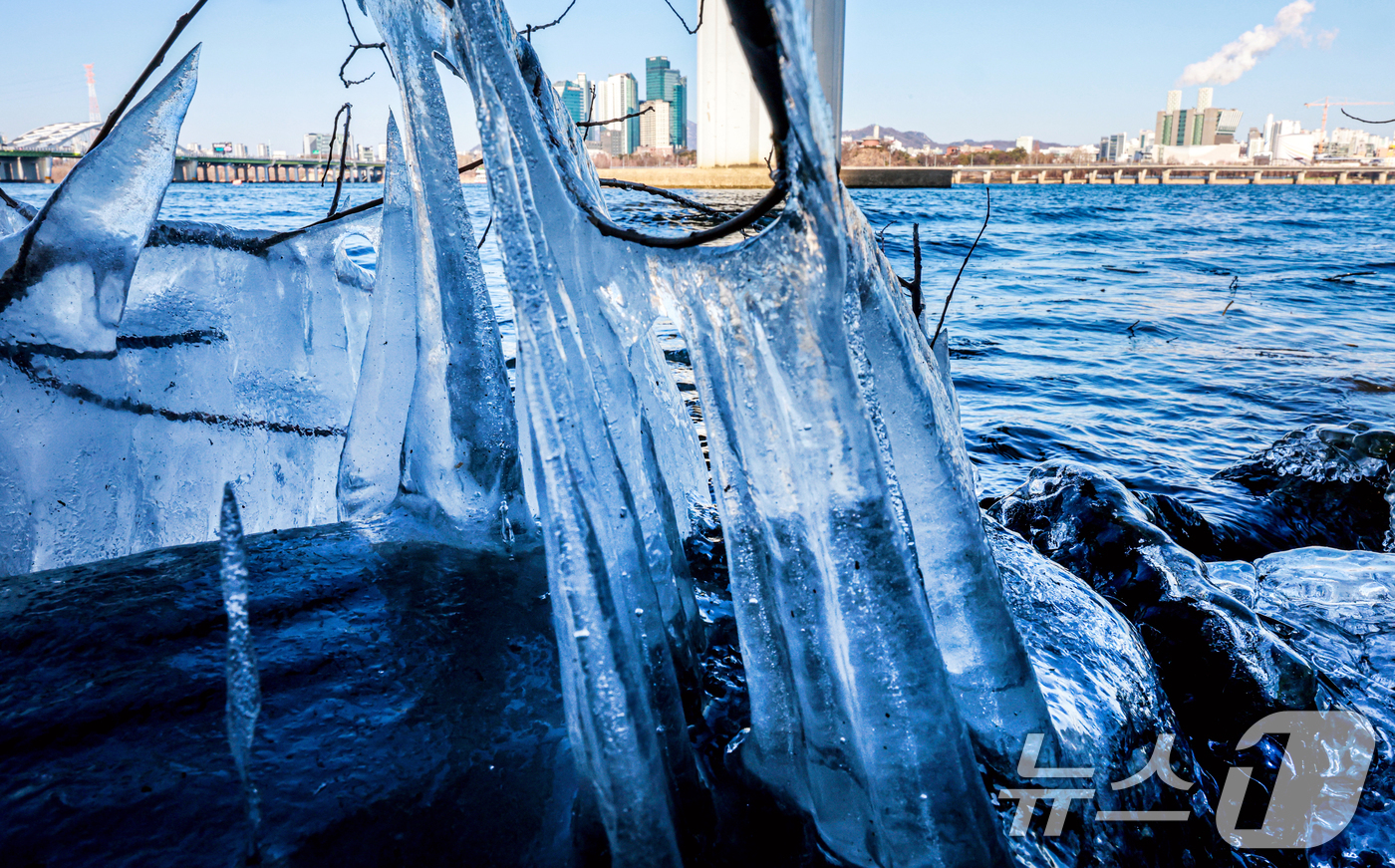 (서울=뉴스1) 이호윤 기자 = 한낮에도 영하권 추위가 이어진 13일 오후 서울 영등포구 여의도 인근 한강에 고드름이 얼어있다.  2026.1.13/뉴스1