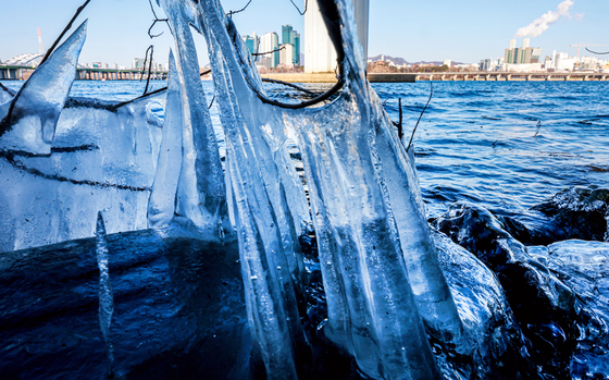 꽁꽁 얼어붙은 한강
