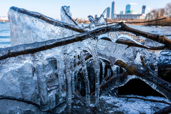 한파에 '꽁꽁' 얼어붙은 한강