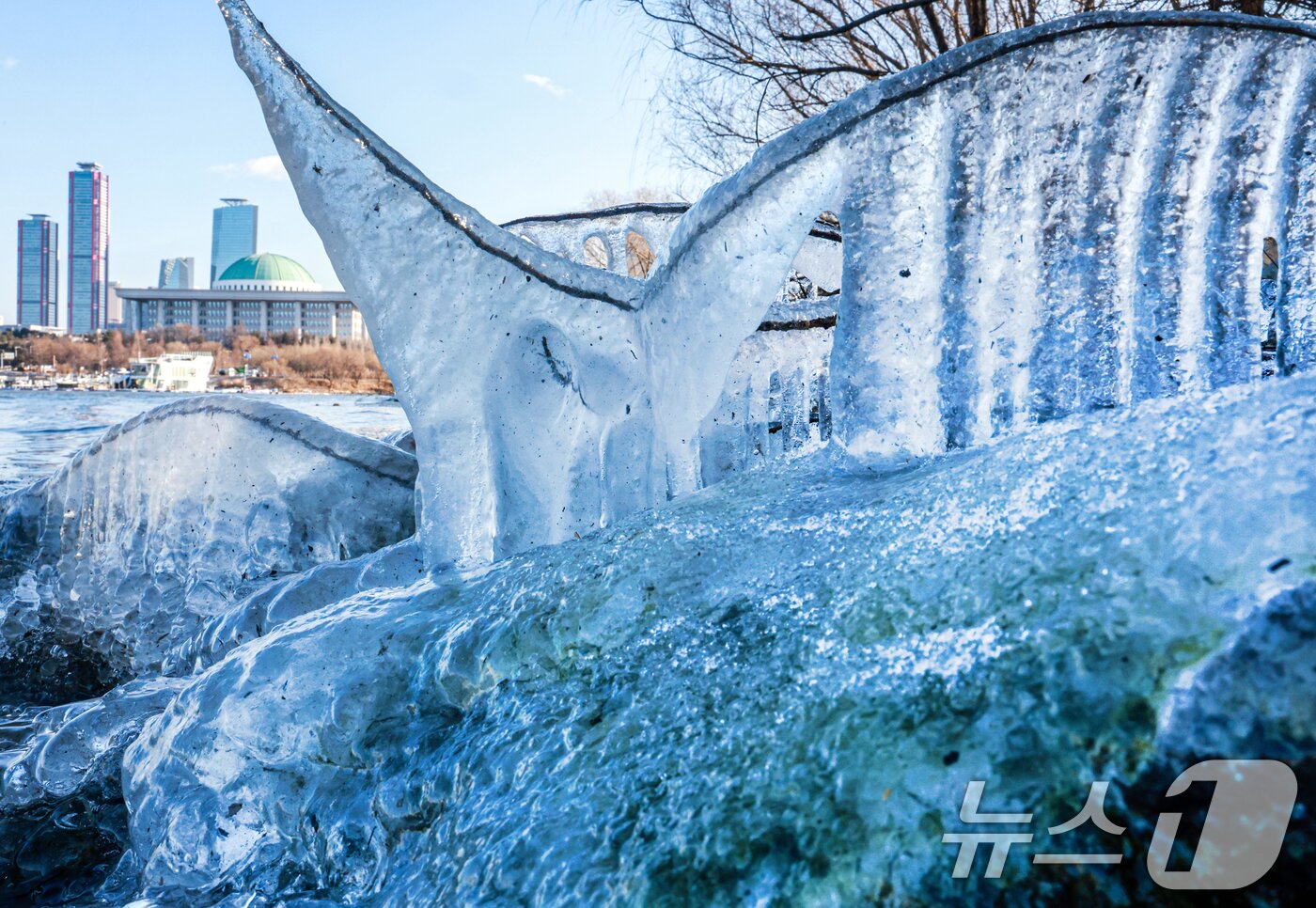 본문 이미지 - 한낮에도 영하권 추위가 이어진  지난 13일 오후 서울 영등포구 여의도 인근 한강에 고드름이 얼어있다. 2026.1.13/뉴스1 ⓒ News1 이호윤 기자