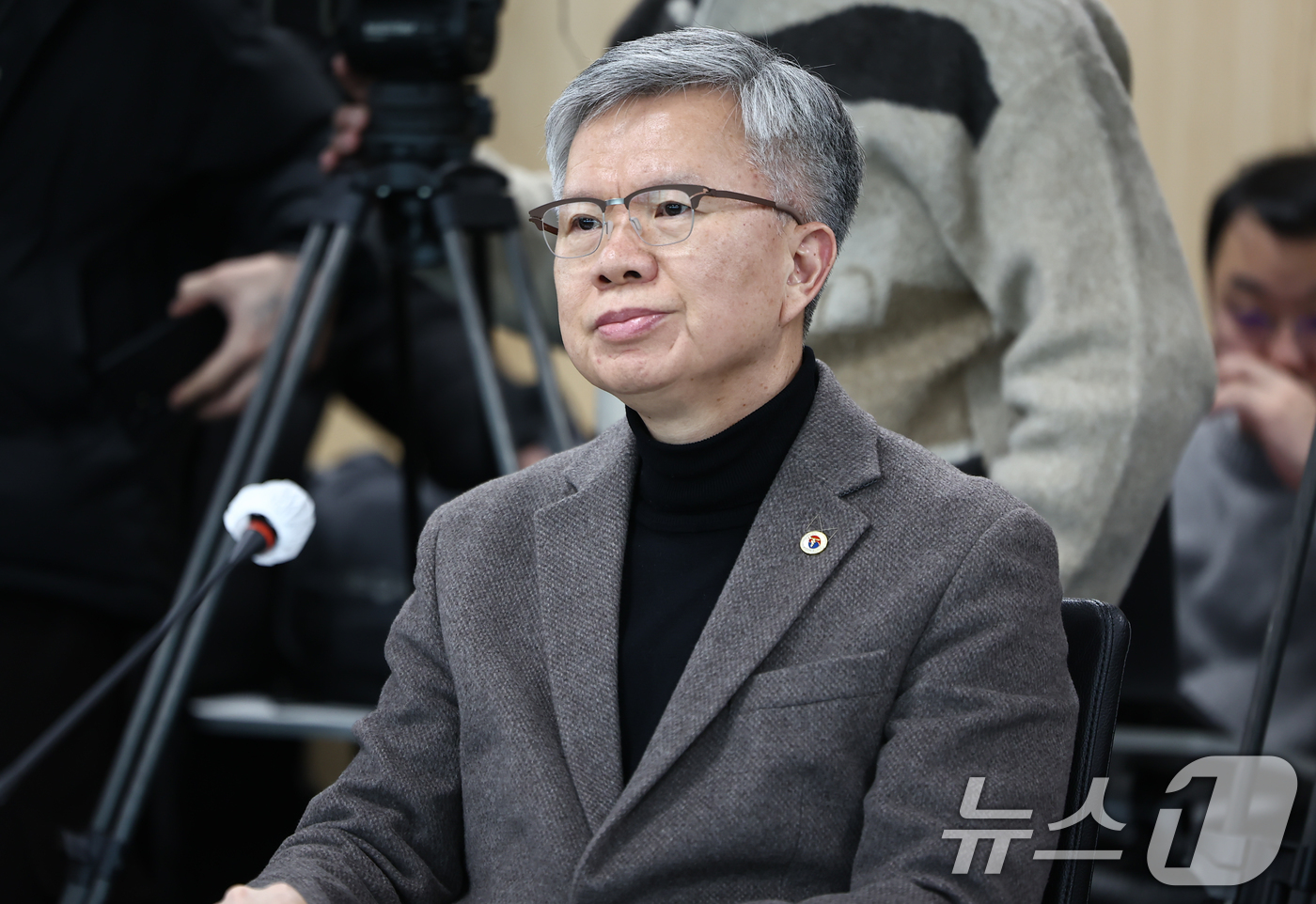 (서울=뉴스1) 김도우 기자 = 김택우 대한의사협회장이 13일 서울 서초구 건강보험심사평가원 전문가자문회의장에서 열린 제3차 보건의료정책심의위원회에 참석해 정은경 보건복지부 장관의 …