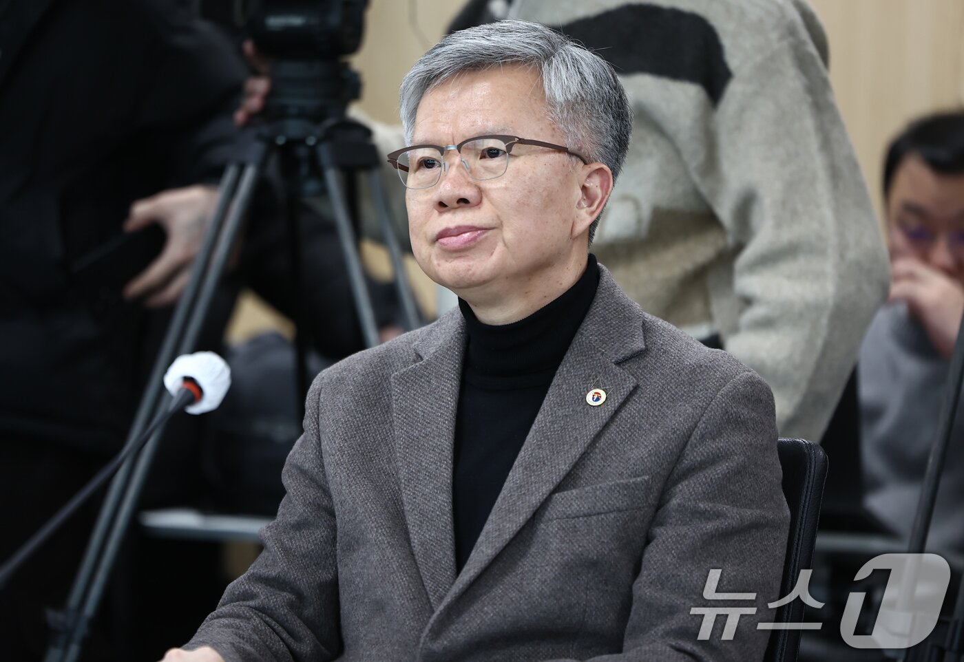 본문 이미지 - 김택우 대한의사협회장이 13일 서울 서초구 건강보험심사평가원 전문가자문회의장에서 열린 제3차 보건의료정책심의위원회에 참석해 정은경 보건복지부 장관의 인사말을 듣고 있다. 2026.1.13/뉴스1 ⓒ News1 김도우 기자