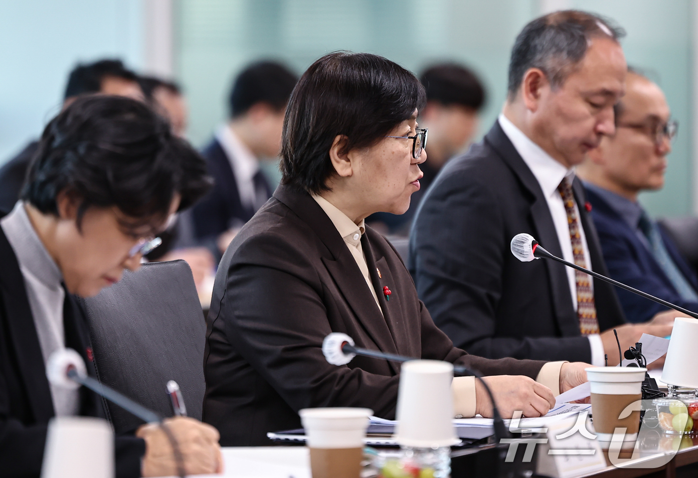 (서울=뉴스1) 김도우 기자 = 정은경 보건복지부 장관이 13일 서울 서초구 건강보험심사평가원 전문가자문회의장에서 열린 제3차 보건의료정책심의위원회에 참석해 인사말을 하고 있다. …