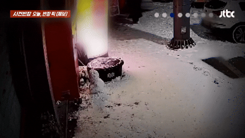 가게 앞 눈사람 발로 걷어찬 여성…다시 세워 놨더니 또 '발차기'[영상]