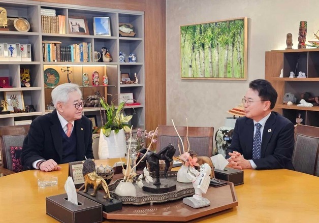 육동한 춘천시장, 조정원 WT총재 만나 태권도 대회 준비 등 협의