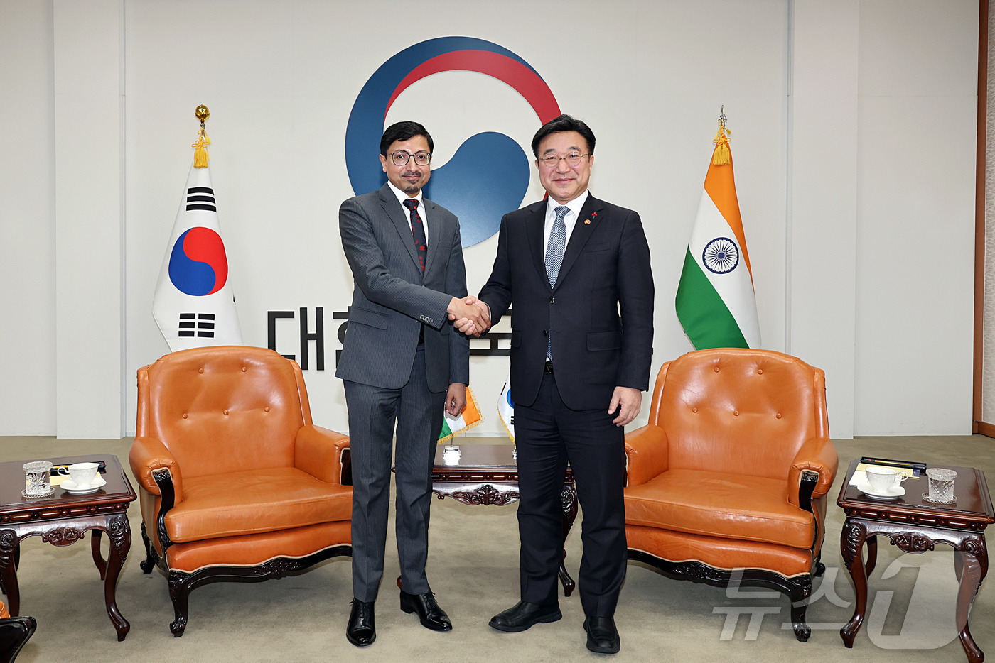 (서울=뉴스1) = 윤호중 행정안전부 장관이 13일 오후 서울 종로구 정부서울청사에서 고랑랄 다스 주한인도대사를 접견하고 기념촬영을 하고 있다. (행정안전부 제공. 재판매 및 DB …