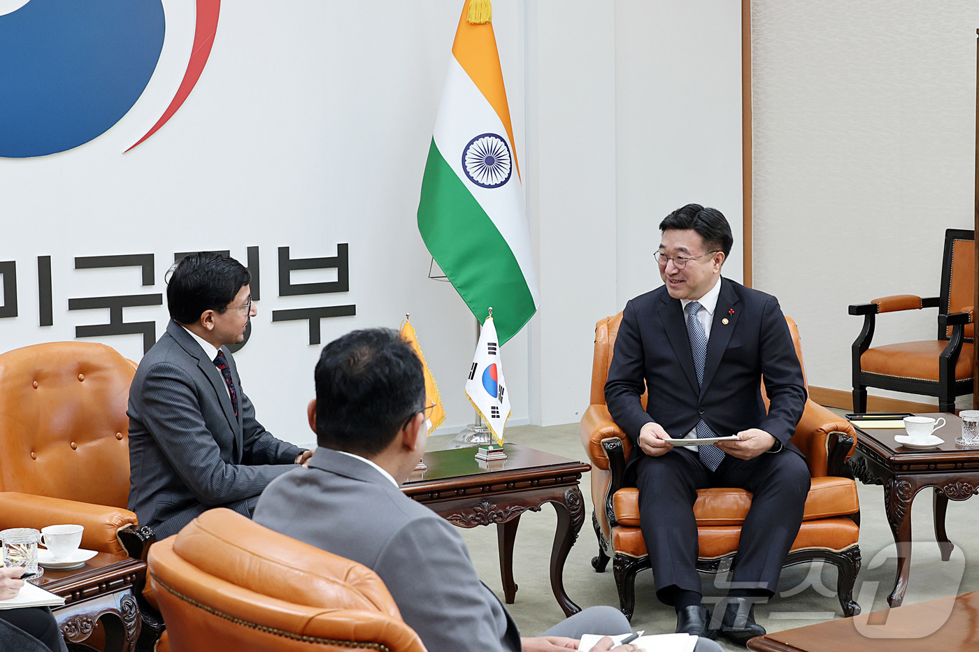 (서울=뉴스1) = 윤호중 행정안전부 장관이 13일 오후 서울 종로구 정부서울청사에서 고랑랄 다스 주한인도대사를 접견하고 있다. (행정안전부 제공. 재판매 및 DB 금지) 2026 …