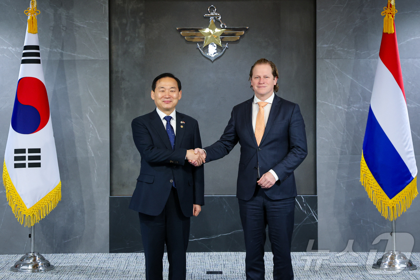 (서울=뉴스1) = 이두희 국방부 차관이 13일 오전 국방부 청사에서 헤이스 테엔만 네덜란드 국방부 획득·인사 장관과 기념촬영을 하고 있다. (국방부 제공. 재판매 및 DB 금지) …