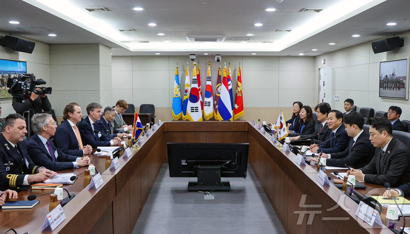 (서울=뉴스1) = 이두희 국방부 차관이 13일 오전 국방부 청사에서 헤이스 테엔만 네덜란드 국방부 획득·인사 장관과 면담을 하고 있다. (국방부 제공. 재판매 및 DB 금지) 2 …