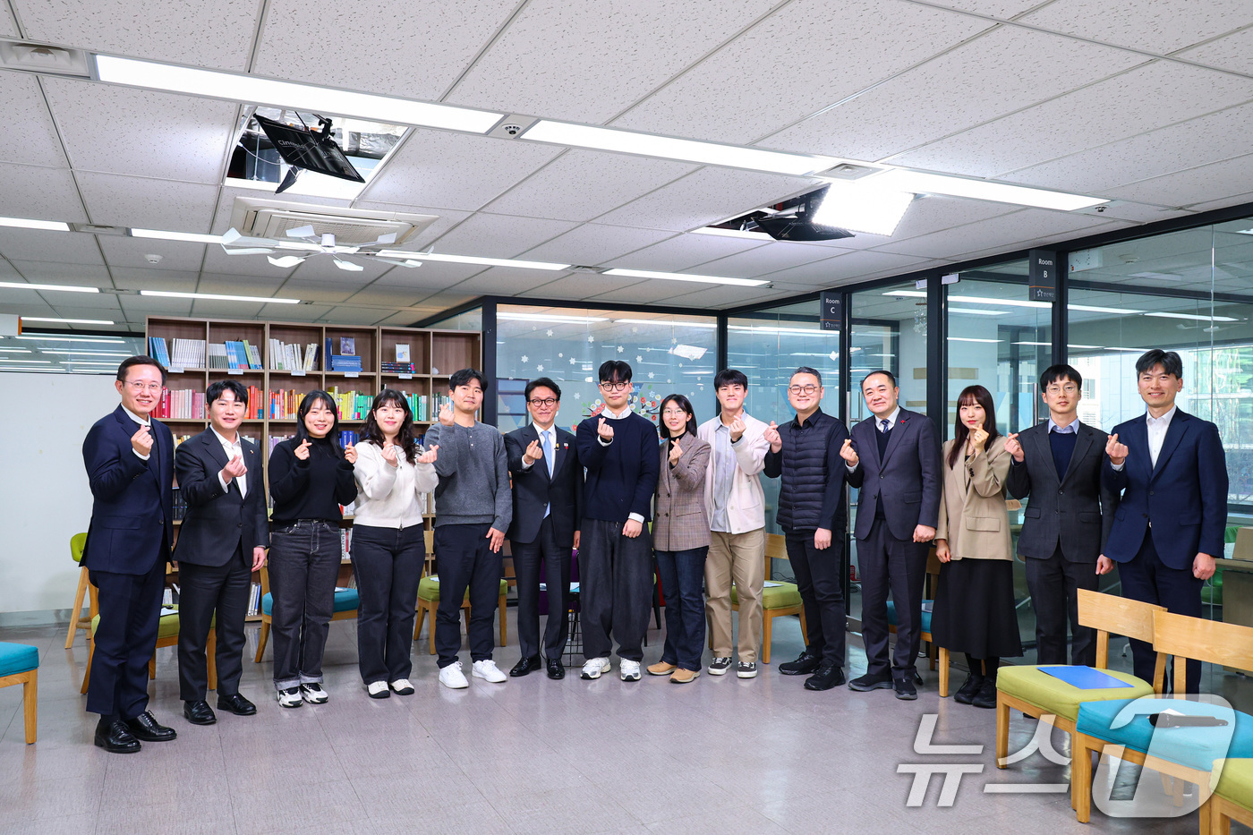 (서울=뉴스1) 임세영 기자 = 김민석 국무총리가 13일 서울 종로구 청년재단에서 열린 '제5차 미래대화 1·2·3#청년주거'(제9차 K-토론나라)에서 참석자들과 기념촬영을 하고 …