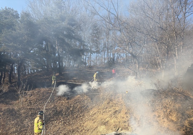 대구 군위 야산 입구서 화재…들판 20평 소실