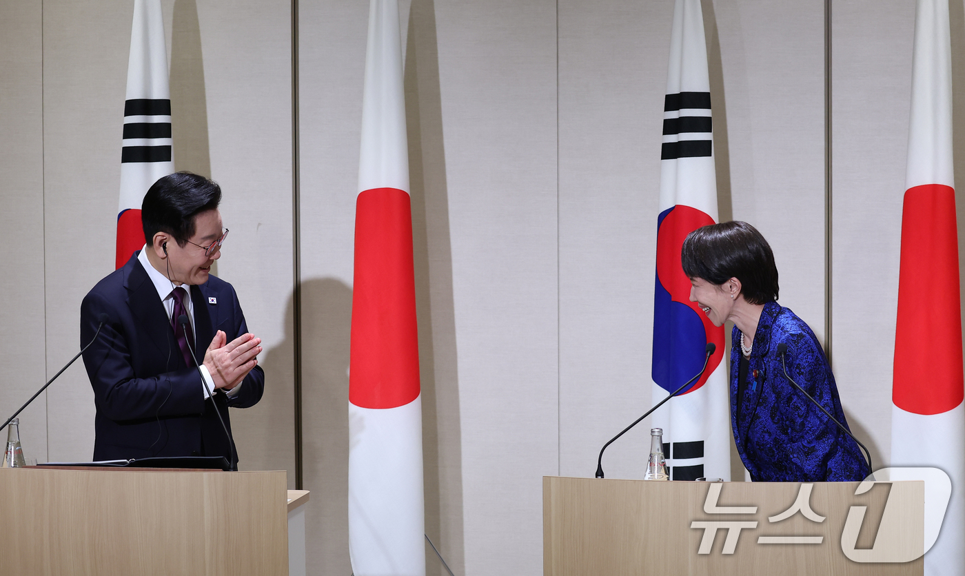 (나라(일본)=뉴스1) 이재명 기자 = 이재명 대통령과 다카이치 사나에 일본 총리가 13일 일본 나라현 회담장에서 공동언론발표를 하고 있다. 2026.1.13/뉴스1