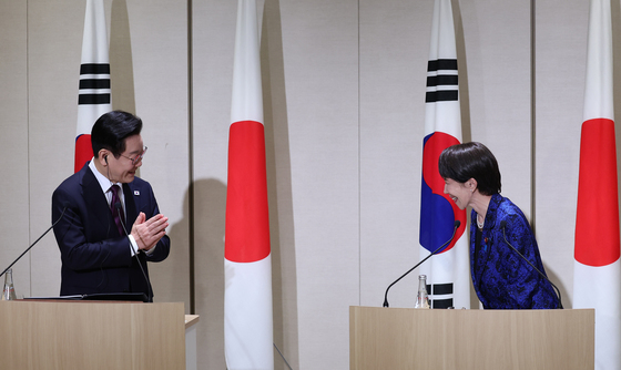 마주 보는 한일 정상