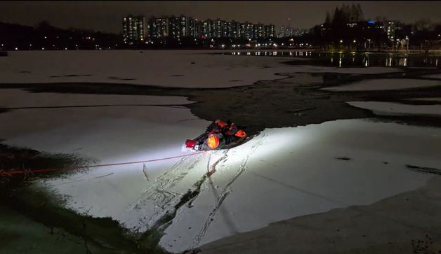 "빠르게 귀가하려고"…얼어붙은 저수지 건너다 빠진 50대 무사 구조