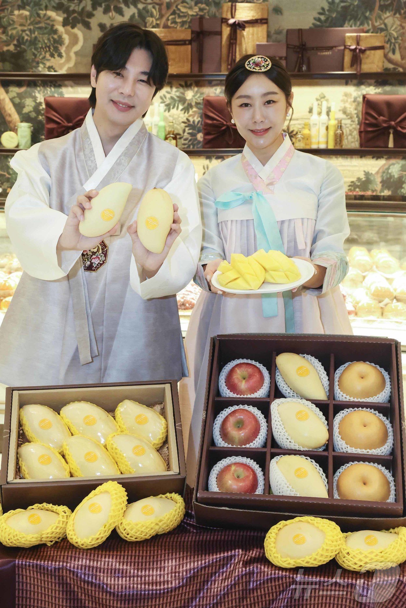 (서울=뉴스1) = 신세계백화점이 2026년 설 명절을 맞아 태국을 대표하는 망고 산지인 차층사오 지역의 유명 농장과 직접 협력해 프리미엄 망고 선물세트를 선보인다고 14일 밝혔다 …