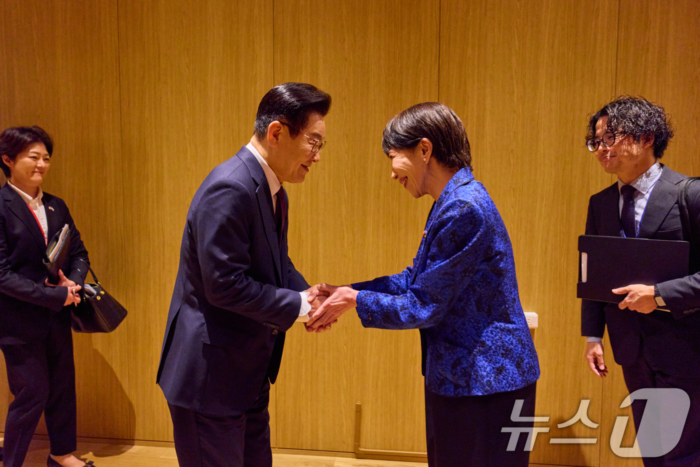 (나라(일본)=뉴스1) 이재명 기자 = 이재명 대통령과 다카이치 사나에 일본 총리가 13일 일본 나라현 회담장에서 열린 소인수회담에 앞서 인사하고 있다. (공동취재) 2026.1. …