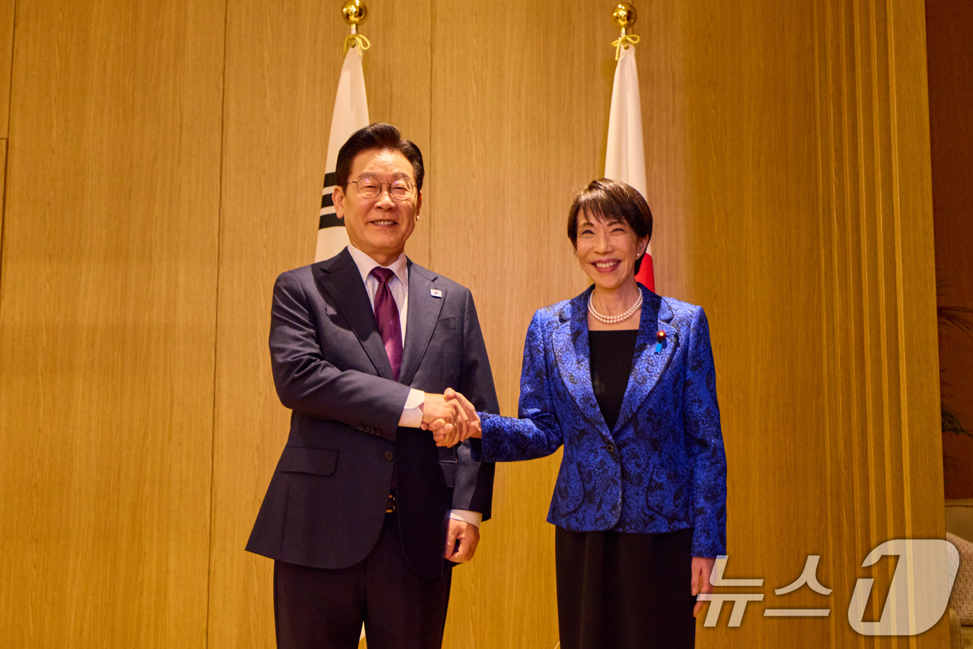 (나라(일본)=뉴스1) 이재명 기자 = 이재명 대통령과 다카이치 사나에 일본 총리가 13일 일본 나라현 회담장에서 열린 소인수회담에 앞서 인사하고 있다. (공동취재) 2026.1. …