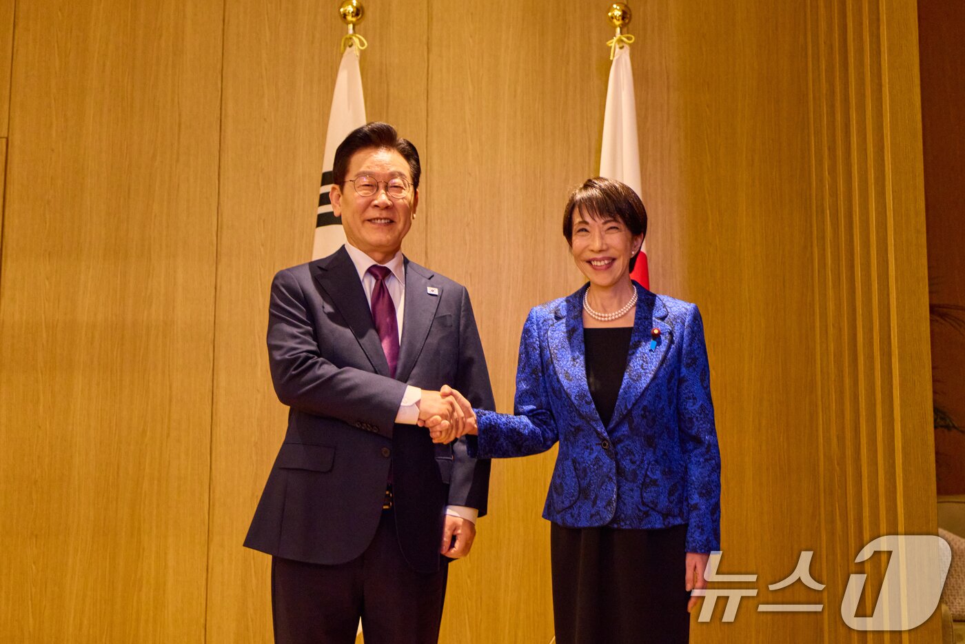 본문 이미지 - 이재명 대통령과 다카이치 사나에 일본 총리가 13일 일본 나라현 회담장에서 열린 소인수회담에 앞서 인사하고 있다. (공동취재) 2026.1.13/뉴스1 ⓒ News1 이재명 기자