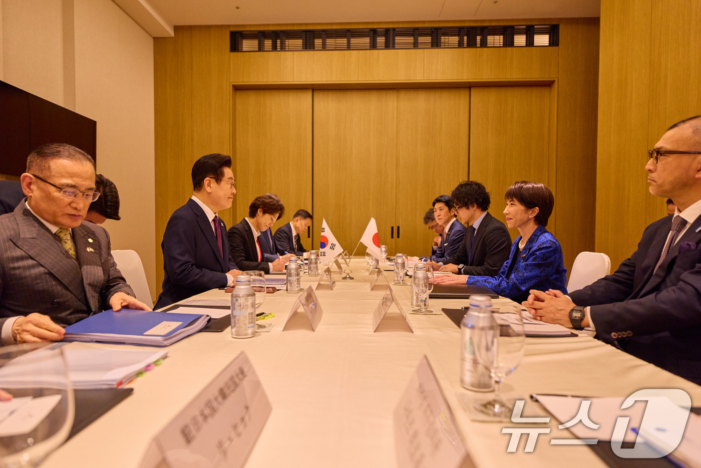 (나라(일본)=뉴스1) 이재명 기자 = 이재명 대통령과 다카이치 사나에 일본 총리가 13일 일본 나라현 회담장에서 열린 소인수회담을 하고 있다. (공동취재) 2026.1.13/뉴스 …