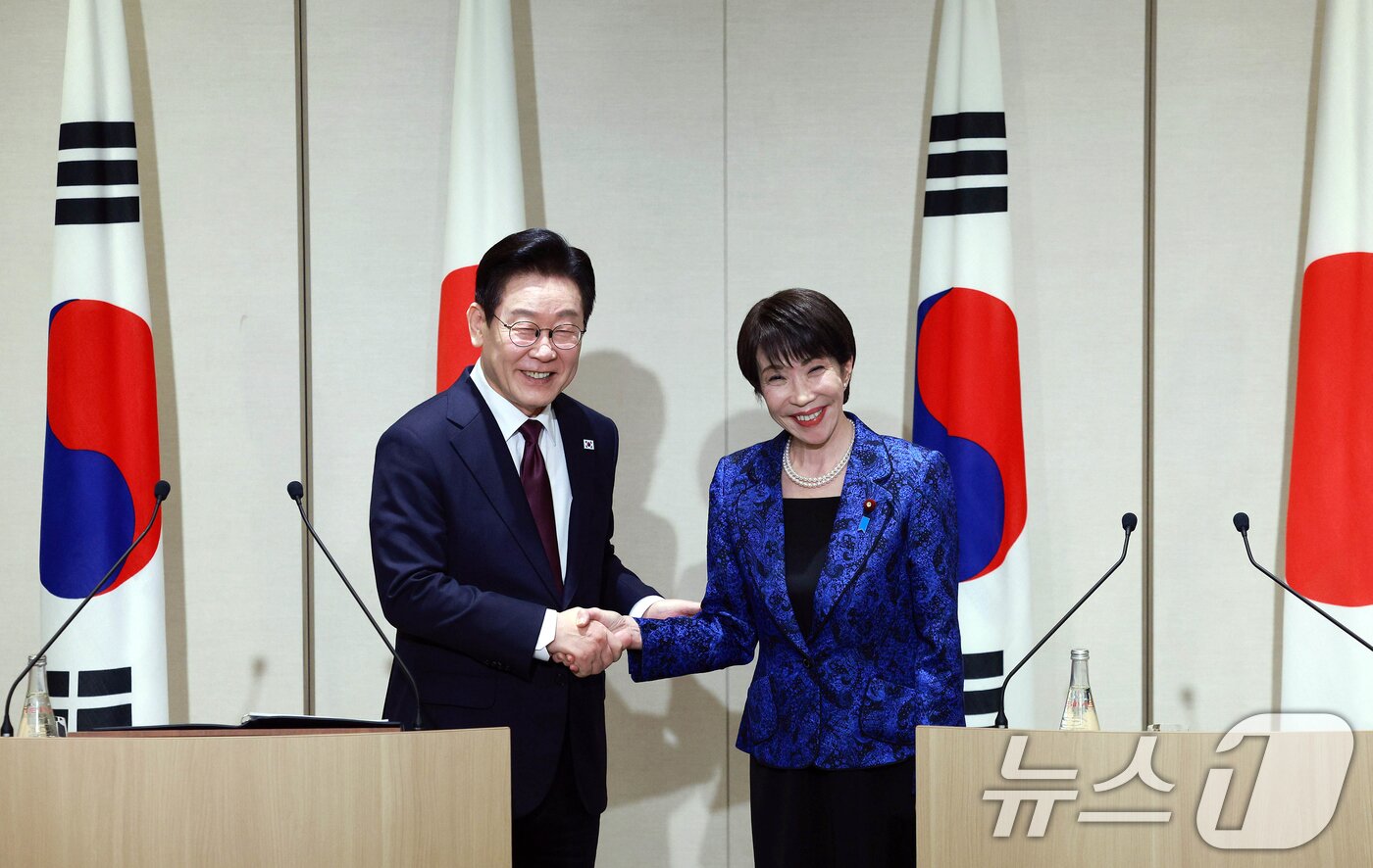 본문 이미지 - 이재명 대통령과 다카이치 사나에 일본 총리가 13일 일본 나라현 회담장에서 공동언론발표를 마친 뒤 악수하고 있다. 2026.1.13/뉴스1 ⓒ News1 이재명 기자