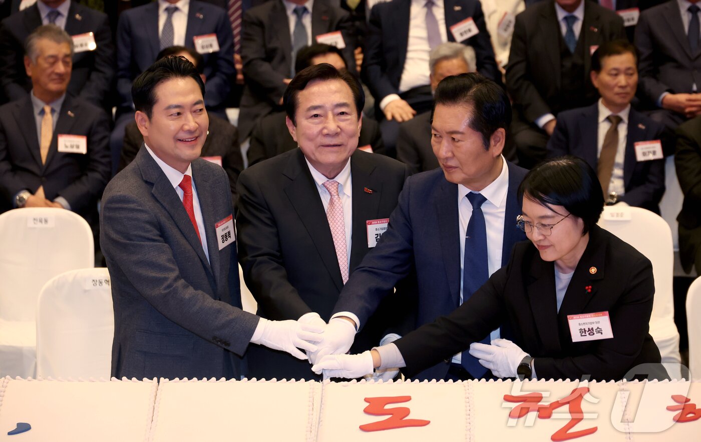 본문 이미지 - 중소기업중앙회는 13일 오후 여의도 중기중앙회 KBIZ홀에서 전국 중소기업을 비롯한 경제계와 정부·국회·유관기관 등 주요 인사가 참석한 가운데  '2026 중소기업인 신년인사회'를 개최했다. (중기중앙회 제공)