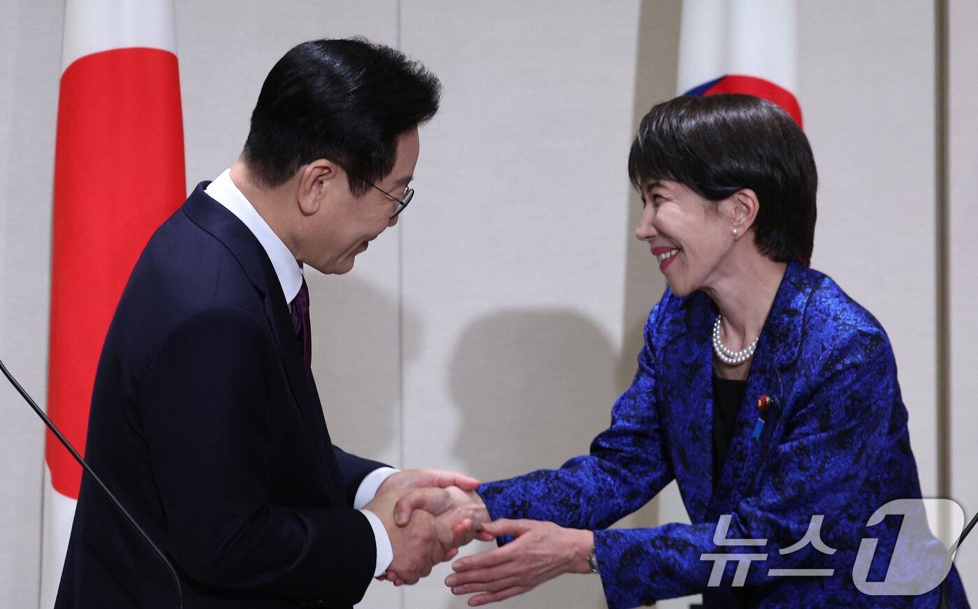 본문 이미지 - 이재명 대통령과 다카이치 사나에 일본 총리가 13일 일본 나라현 회담장에서 공동언론발표를 마친 뒤 악수하고 있다. 2026.1.13/뉴스1 ⓒ News1 이재명 기자