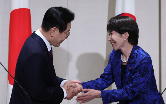 악수하는 한일 정상