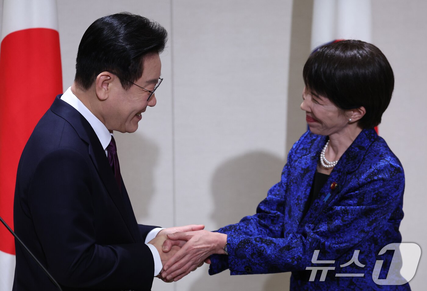 본문 이미지 - 이재명 대통령과 다카이치 사나에 일본 총리가 지난 13일 일본 나라현 회담장에서 공동언론발표를 마친 뒤 악수하고 있다. 2026.1.13/뉴스1 ⓒ News1 이재명 기자