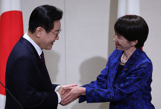 한일 정상, 공동언론발표 악수