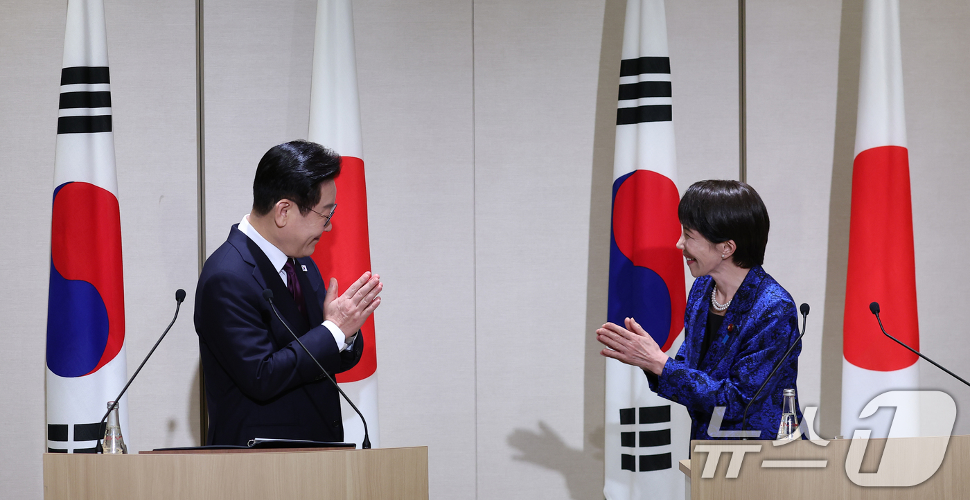 (나라(일본)=뉴스1) 이재명 기자 = 이재명 대통령과 다카이치 사나에 일본 총리가 13일 일본 나라현 회담장에서 공동언론발표 후 박수치고 있다. 2026.1.13/뉴스1