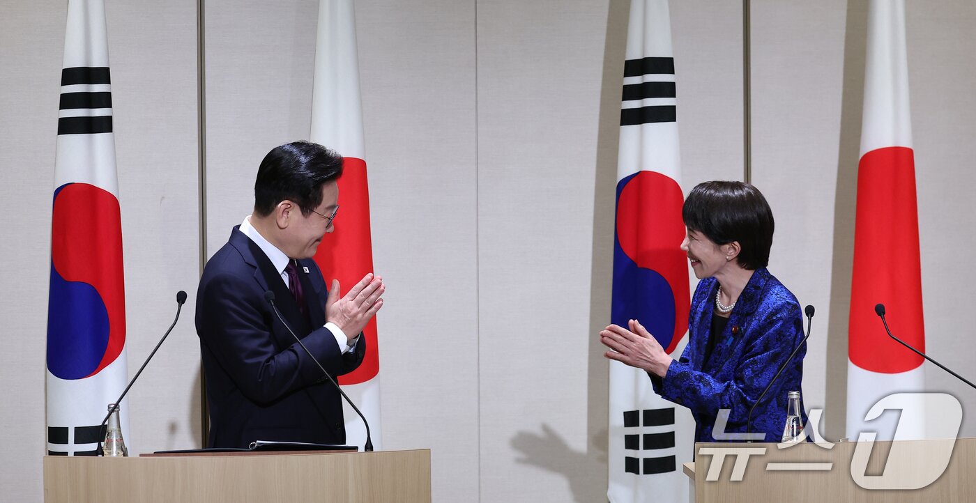본문 이미지 - 이재명 대통령과 다카이치 사나에 일본 총리가 13일 일본 나라현 회담장에서 공동언론발표 후 박수치고 있다. 2026.1.13/뉴스1 ⓒ News1 이재명 기자
