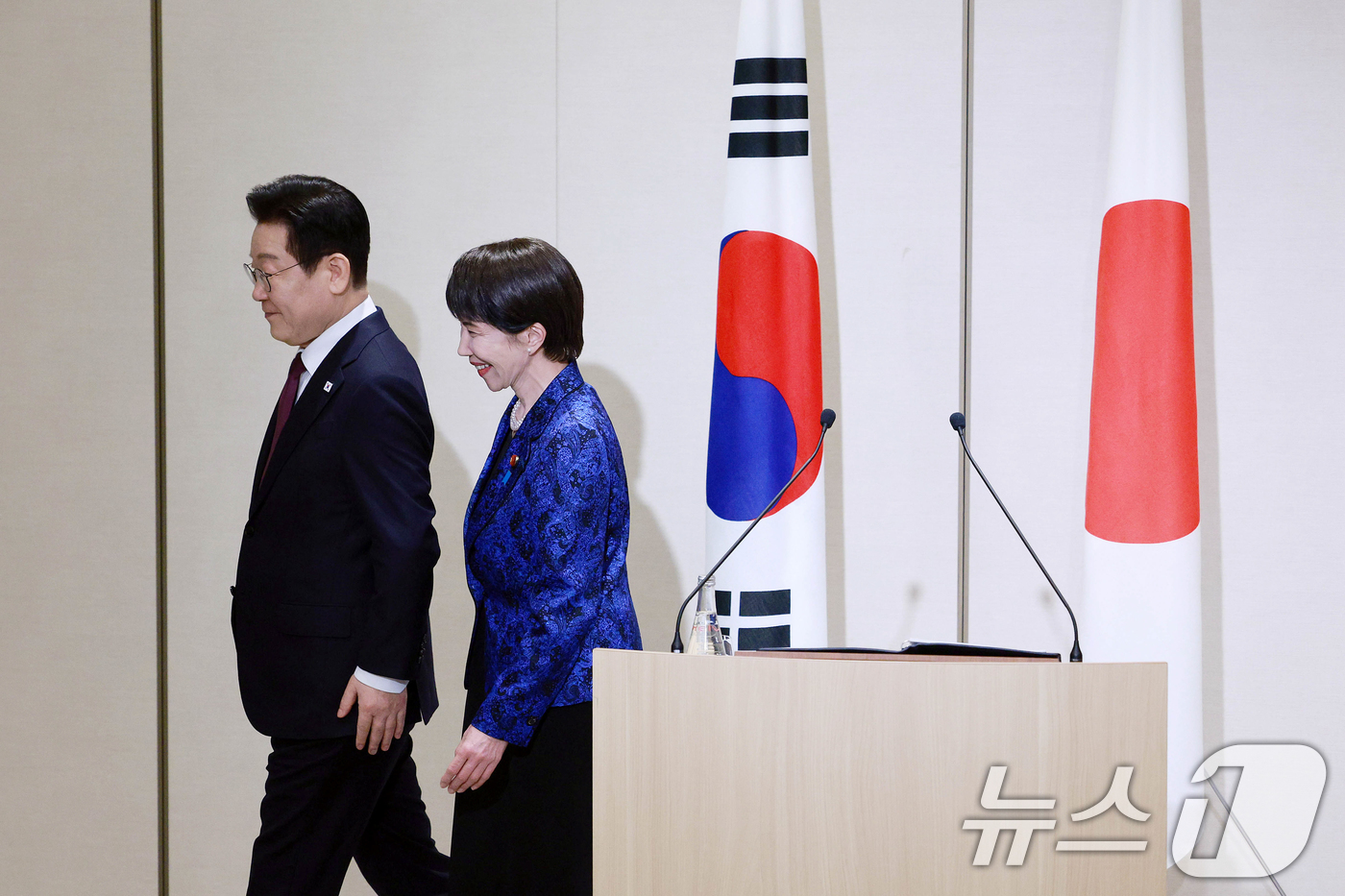 (나라(일본)=뉴스1) 이재명 기자 = 이재명 대통령과 다카이치 사나에 일본 총리가 13일 일본 나라현 회담장에서 공동언론발표를 마친 뒤 함께 이동하고 있다. 2026.1.13/뉴 …