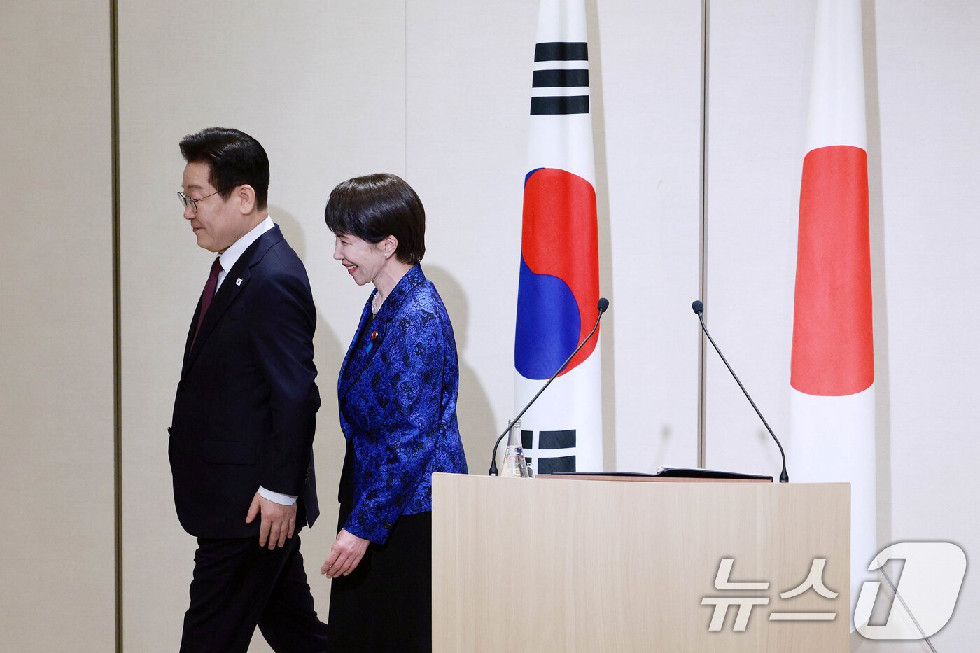 본문 이미지 - 이재명 대통령과 다카이치 사나에 일본 총리가 13일 일본 나라현 회담장에서 공동언론발표를 마친 뒤 함께 이동하고 있다. 2026.1.13/뉴스1 ⓒ News1 이재명 기자