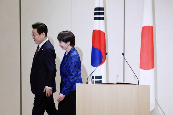 함께 이동하는 한일 정상