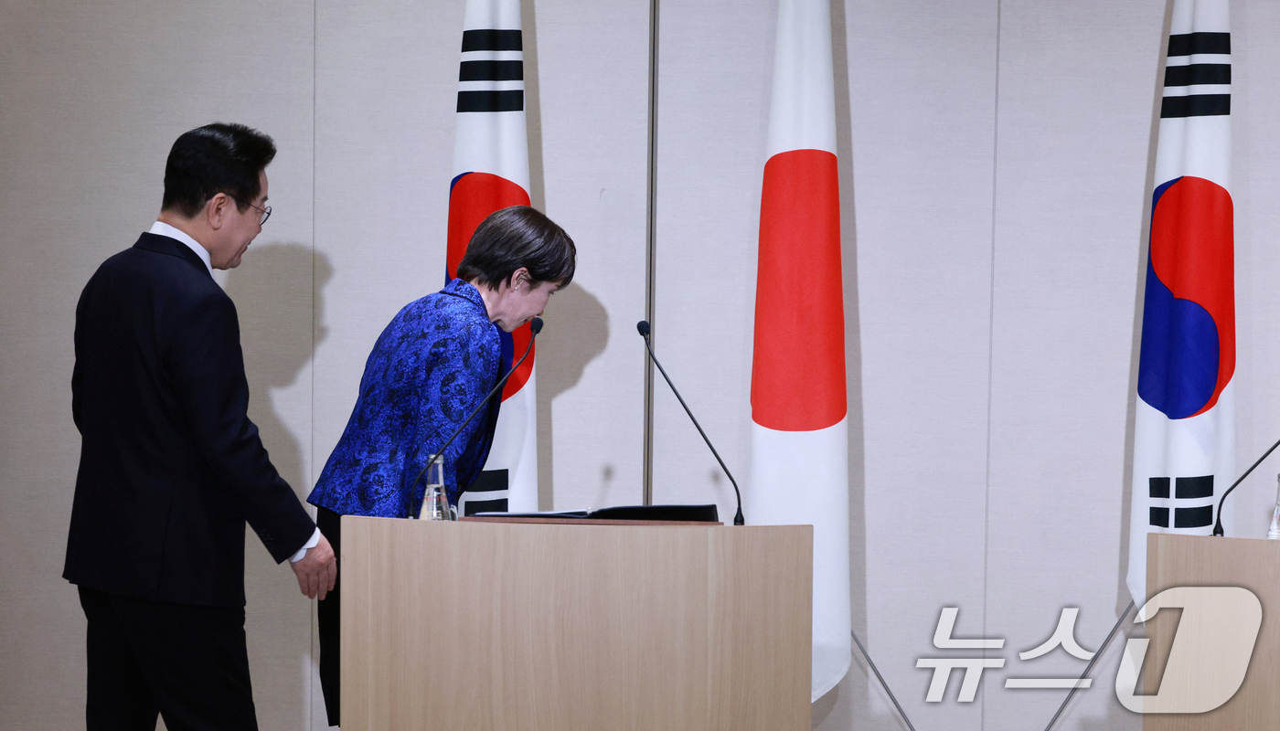 (나라(일본)=뉴스1) 이재명 기자 = 다카이치 사나에 일본 총리가 13일 일본 나라현 회담장에서 열린 공동언론발표에서 이재명 대통령과 입장하며  국기에 예를 표하고 있다. 202 …