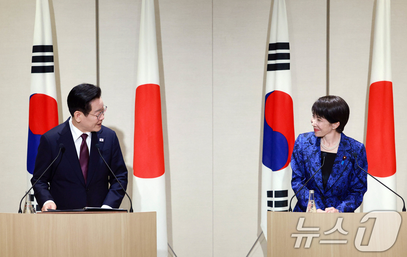 (나라(일본)=뉴스1) 이재명 기자 = 이재명 대통령과 다카이치 사나에 일본 총리가 13일 일본 나라현 회담장에서 공동언론발표를 하고 있다. 2026.1.13/뉴스1