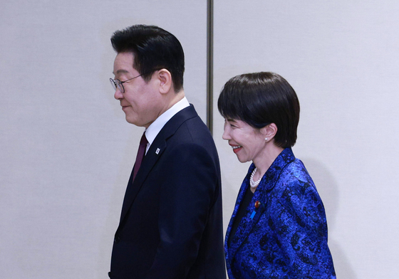 나란히 이동하는 한일 정상