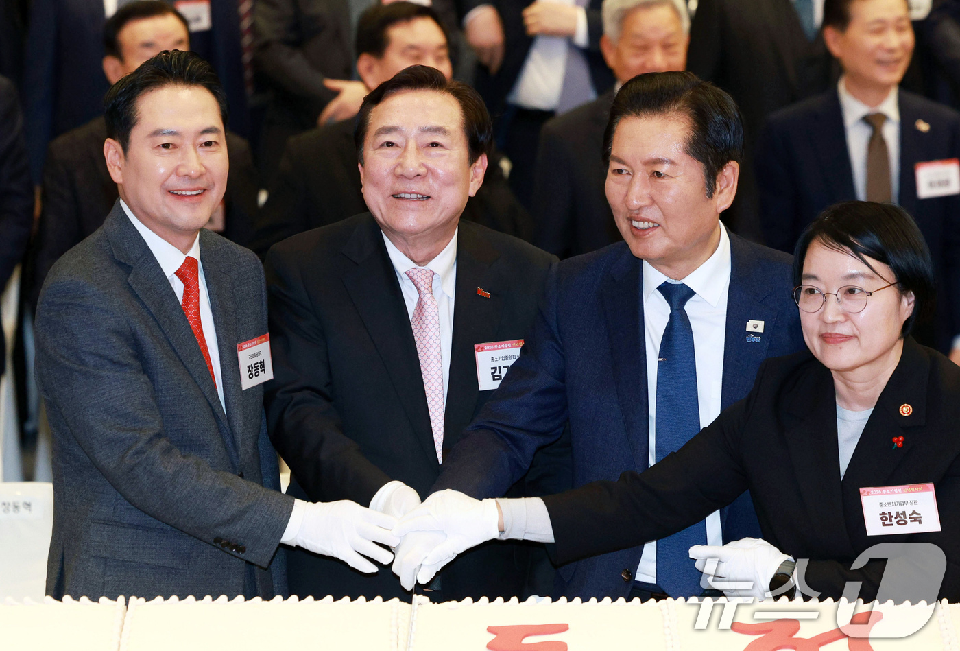 (서울=뉴스1) 유승관 기자 = 장동혁 국민의힘 대표(왼쪽부터), 김기문 중소기업중앙회장, 정청래 더불어민주당 대표, 한성숙 중소벤처기업부 장관이 13일 서울 여의도 중소기업중앙회 …