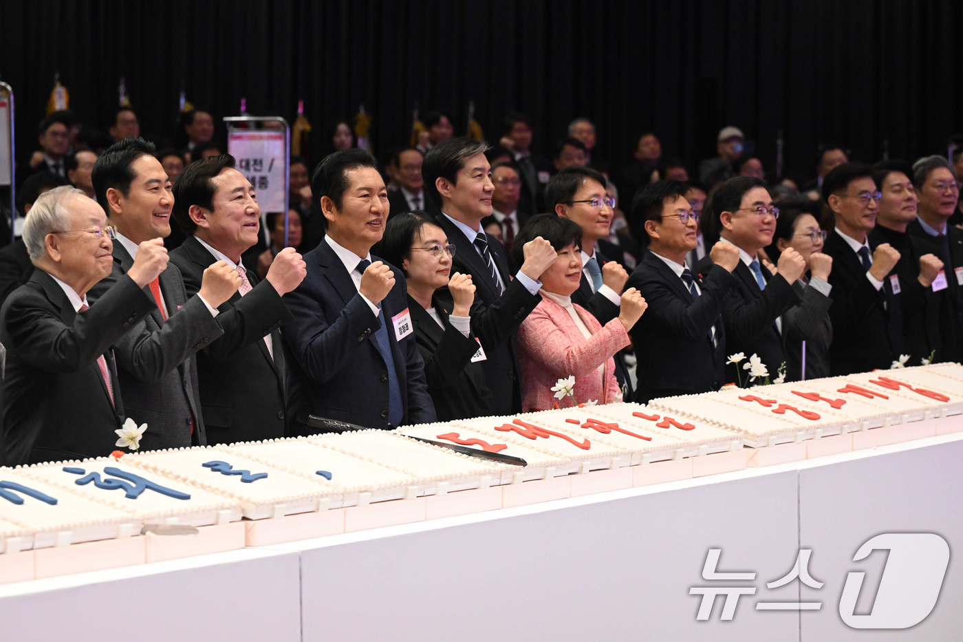 (서울=뉴스1) 유승관 기자 = 김기문 중소기업중앙회 회장, 정청래 더불어민주당 대표, 장동혁 국민의힘 대표, 한성숙 중소벤처기업부 장관 등 참석자들이 13일 서울 여의도 중소기업 …